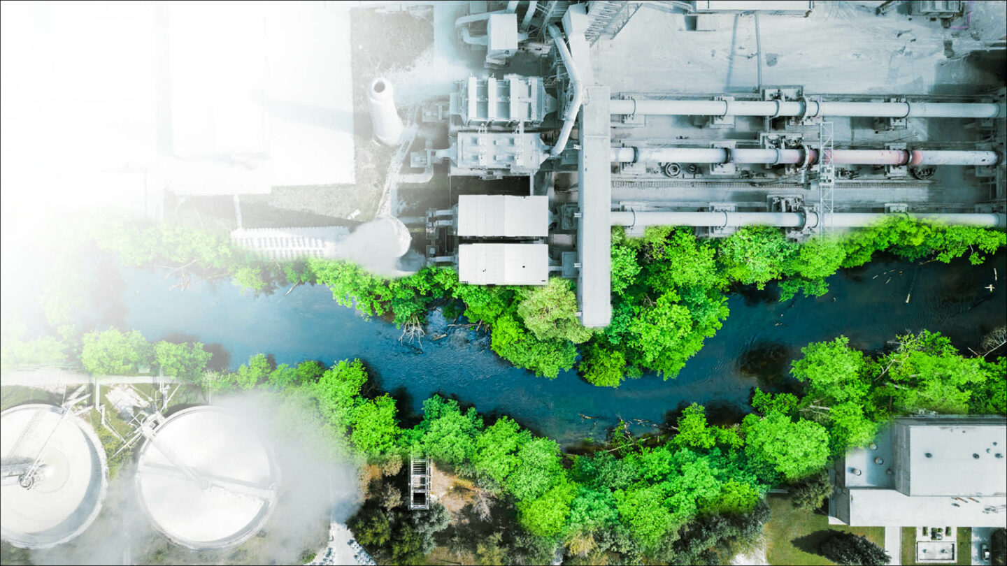 Fluss fließt durch Fabrikgelände im Daten Dschungel
