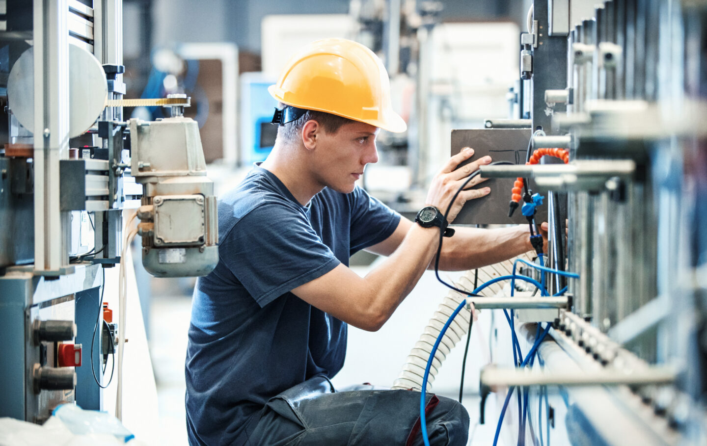 Werksmitarbeiter installiert Technik