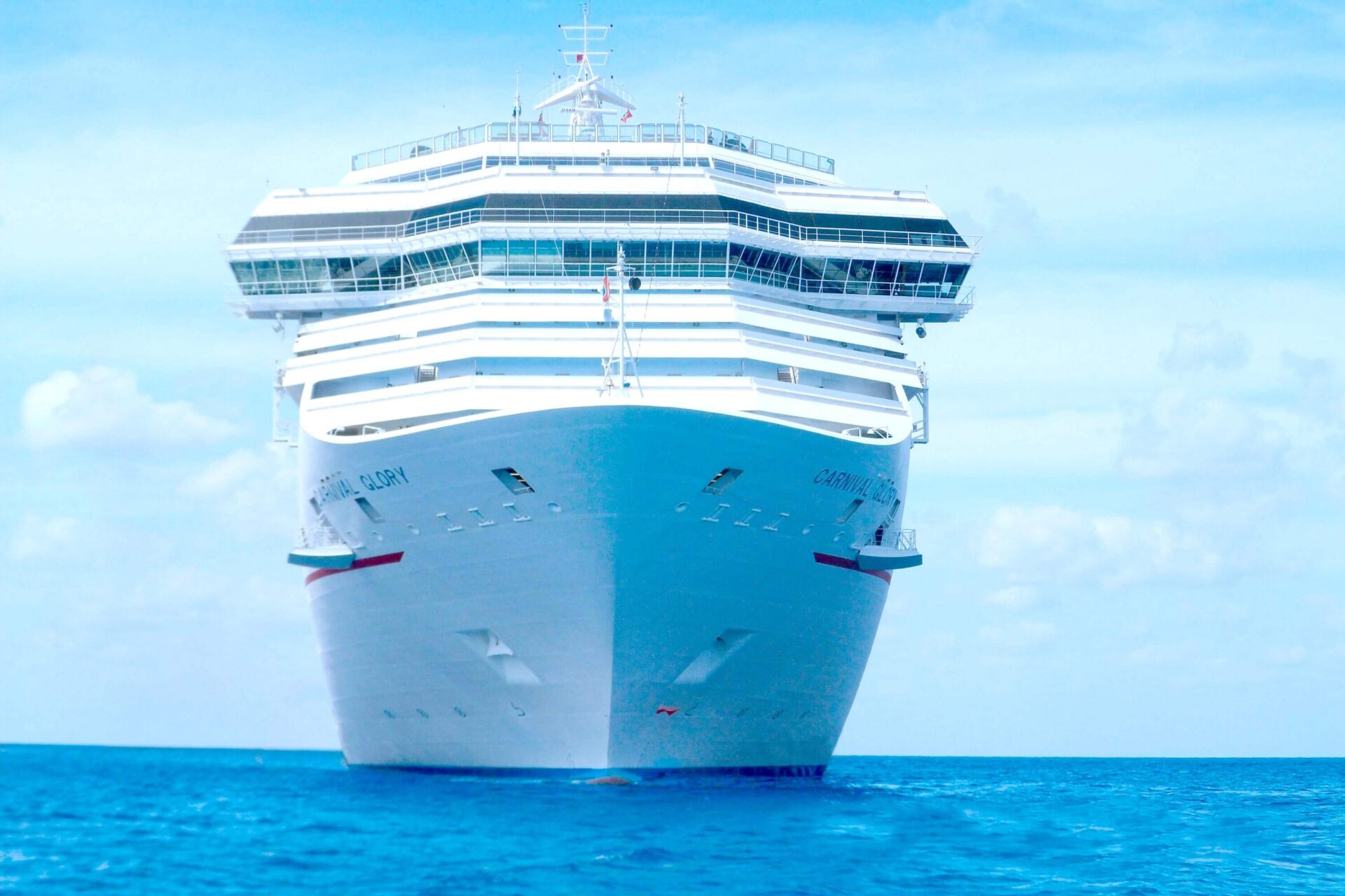 Kreuzfahrtschiff von vorne auf dem offenen Meer