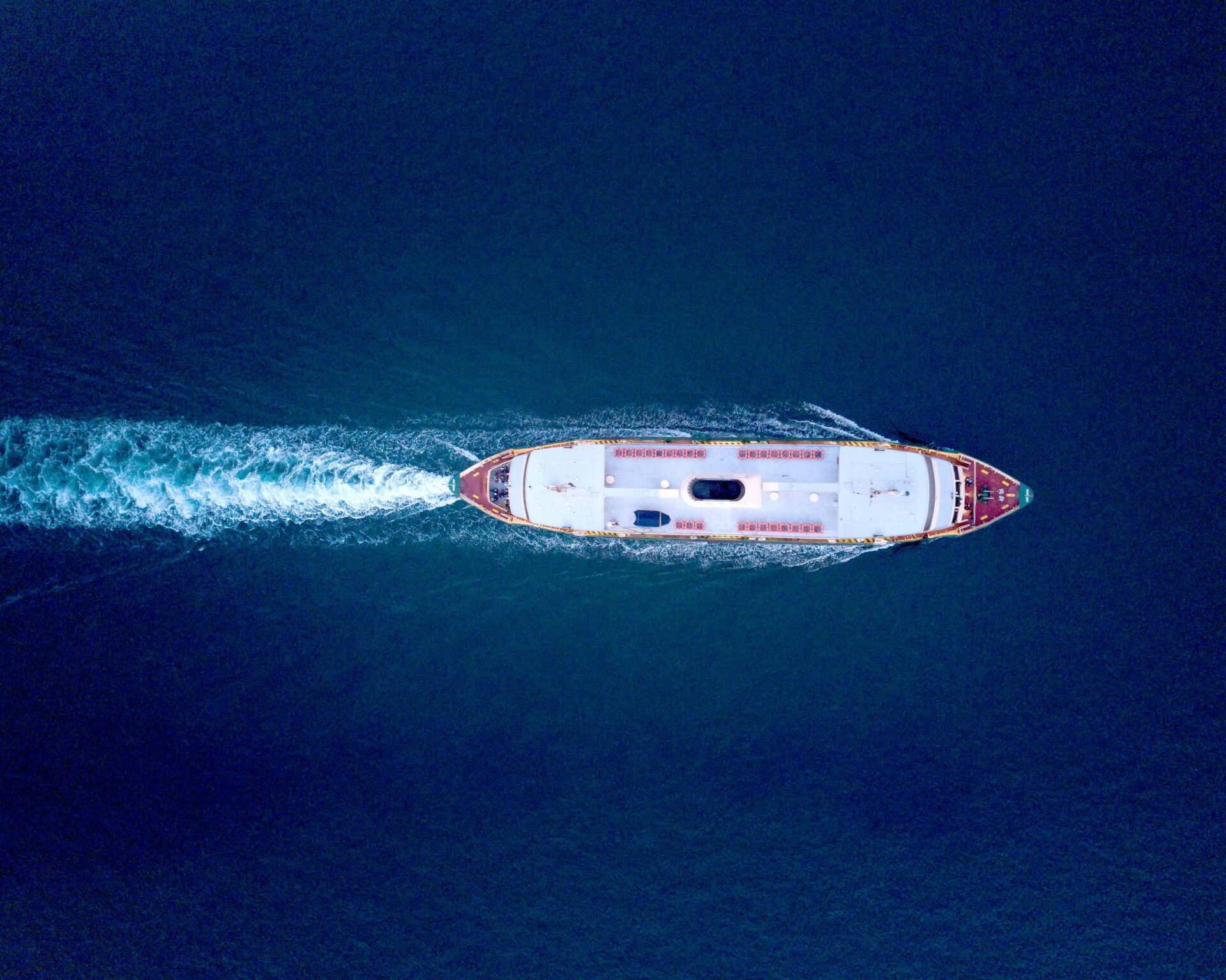 Kreuzfahrtschiff von oben auf dem offenen Meer