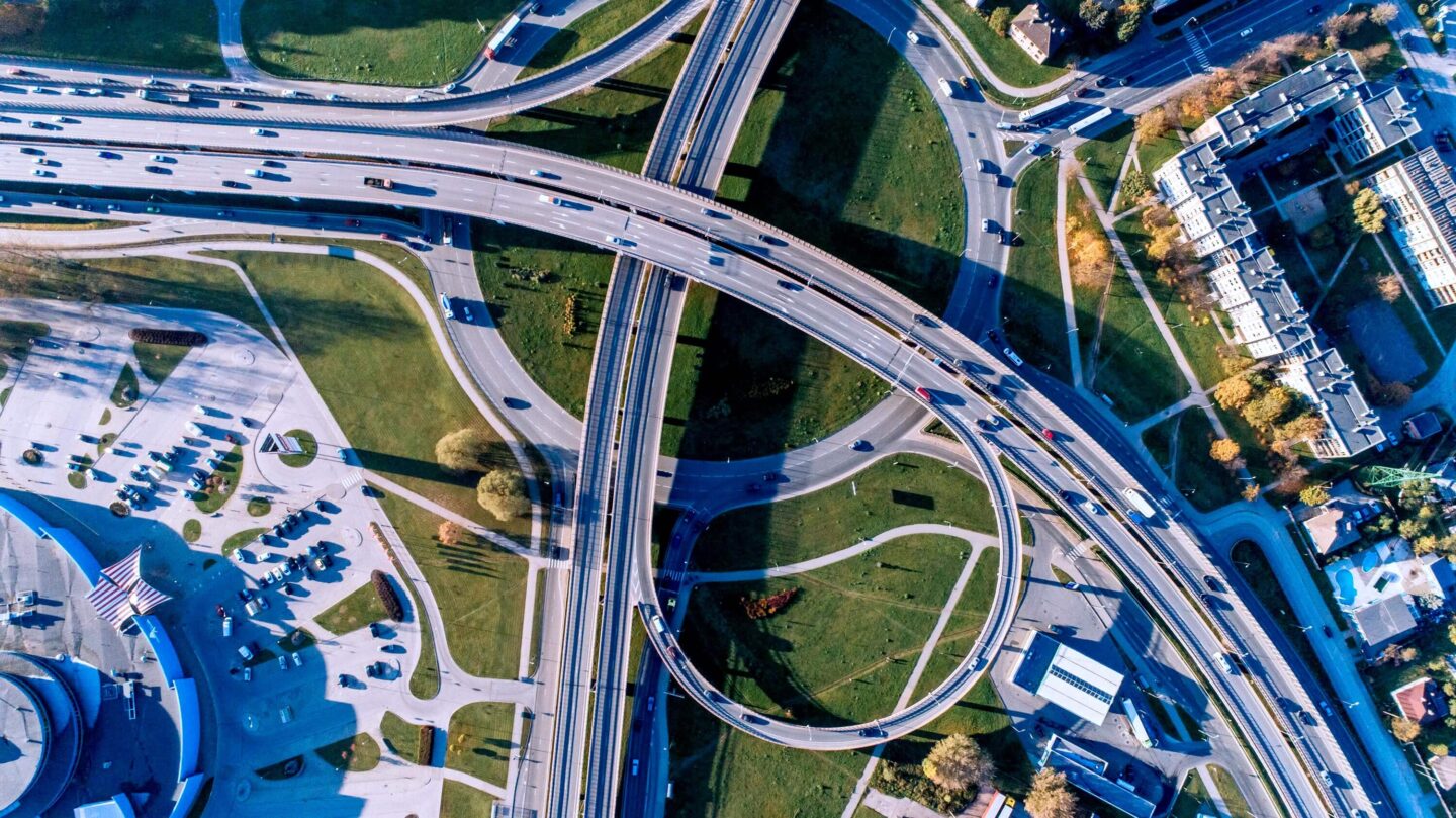 Verkehrsknotenpunkt mit vielen Straßen und Brücken aus der Vogelperspektive fotografiert.