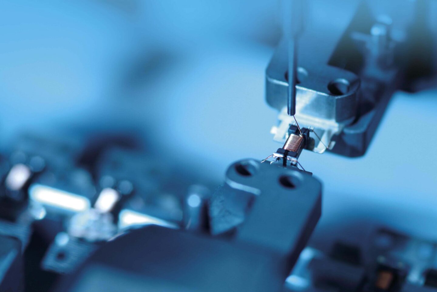Fertigung eines elektronischen Kleinteils in Nahaufnahme