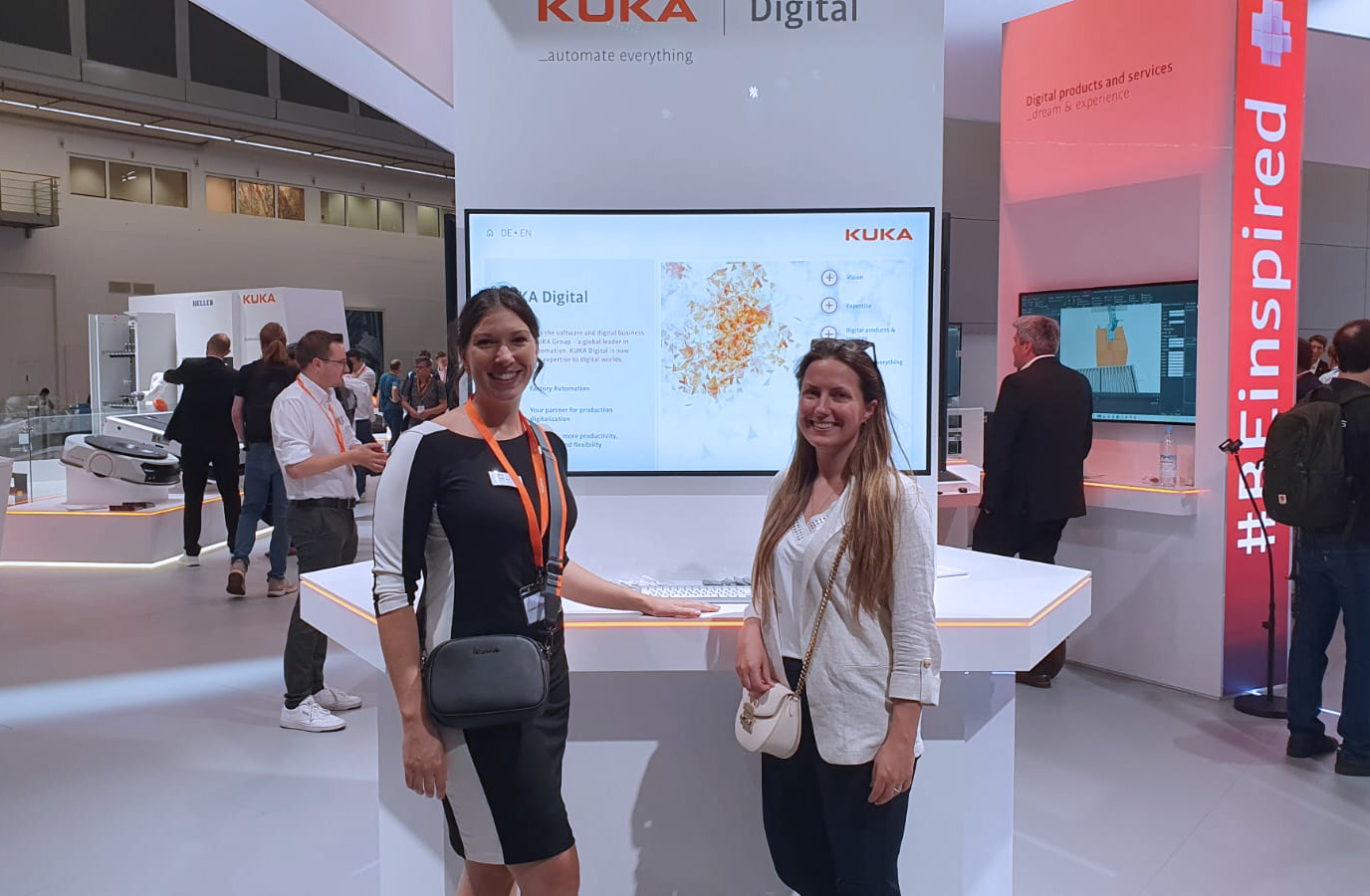 Verkündung der strategischen Partnerschaft mit KUKA Digital auf der automatica 2025 auf dem Stand der KUKA