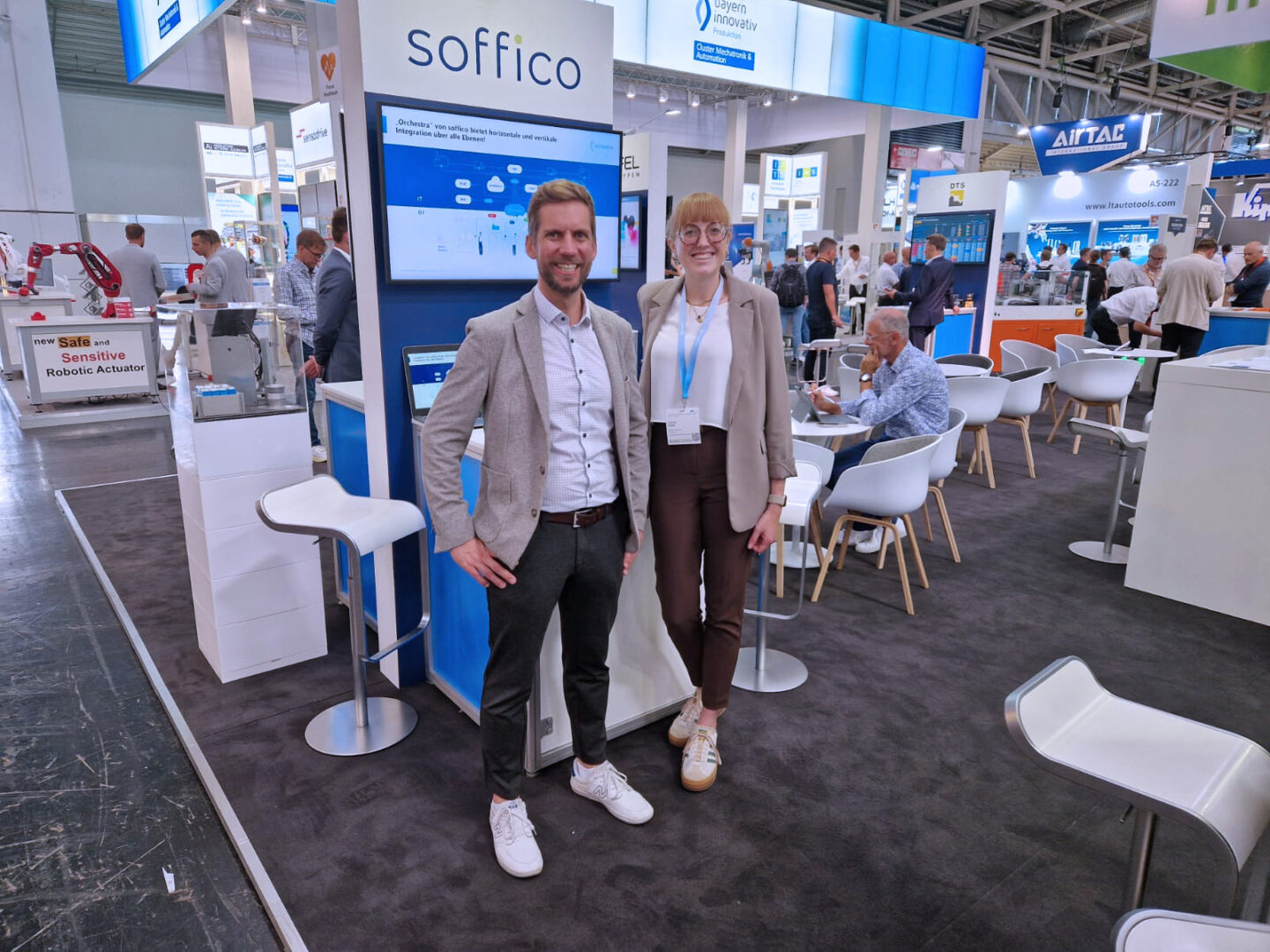 Produktmanager Markus Benndorff und Salesmanagerin Hannah Sippel auf der automatica 2025.