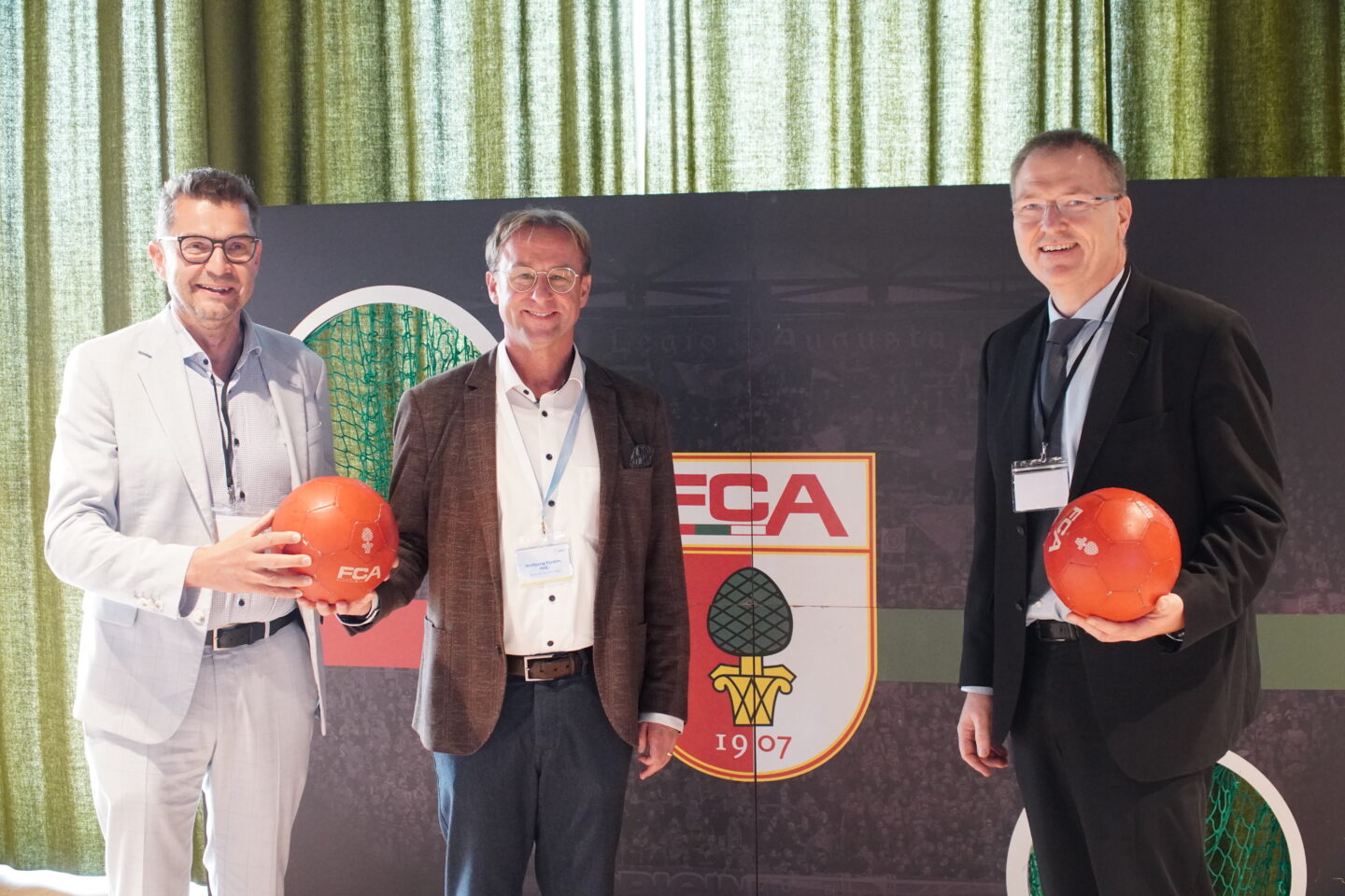 Harald Wenger, Wolfgang Fackler und Bernd Hafenrichter beim Torwandschießen in der WWK Arena